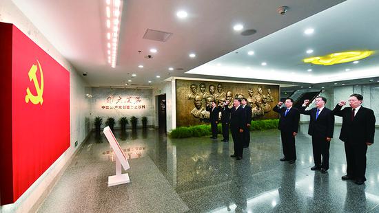 2017年10月31日，中共中央總書記、國家主席、中央軍委主席習(xí)近平帶領(lǐng)中共中央政治局常委李克強、栗戰(zhàn)書、汪洋、王滬寧、趙樂際、韓正，瞻仰上海中共一大會址和浙江嘉興南湖紅船。這是31日上午，在上海中共一大會址紀(jì)念館，習(xí)近平帶領(lǐng)其他中共中央政治局常委同志一起重溫入黨誓詞。 新華社記者 李濤/攝