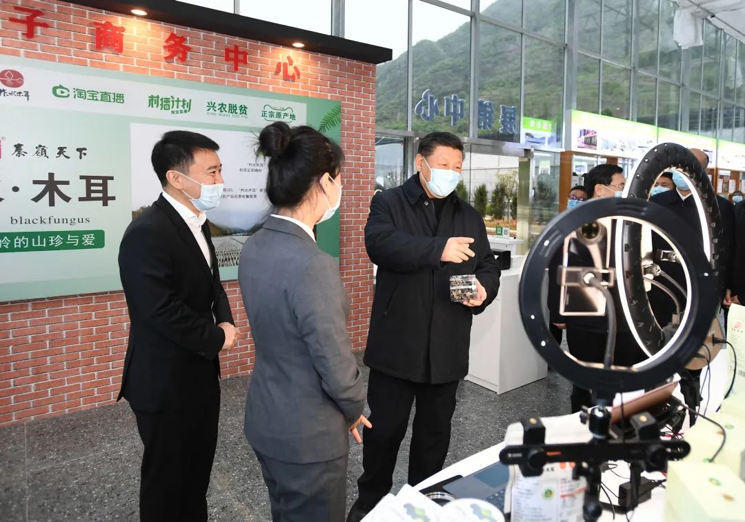 2020年4月20日，習(xí)近平在商洛市柞水縣小嶺鎮(zhèn)金米村培訓(xùn)中心，了解該村發(fā)展木耳產(chǎn)業(yè)情況。新華社記者 謝環(huán)馳 攝