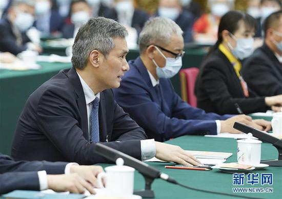  5月24日，全國(guó)人大代表羅杰（左一）參加湖北代表團(tuán)的審議并發(fā)言。新華社記者 黃敬文 攝