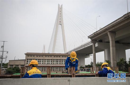  4月30日，來自中鐵七局的建設(shè)者在武漢武九北綜合管廊工程施工現(xiàn)場(chǎng)作業(yè)。新華社記者 肖藝九 攝
