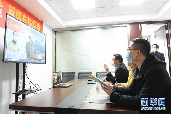  3月11日，在浙江省紹興市上虞區(qū)人社局，上虞區(qū)用人企業(yè)和四川省小金縣務(wù)工人員進(jìn)行網(wǎng)絡(luò)專場(chǎng)招聘。新華社記者 翁忻旸 攝
