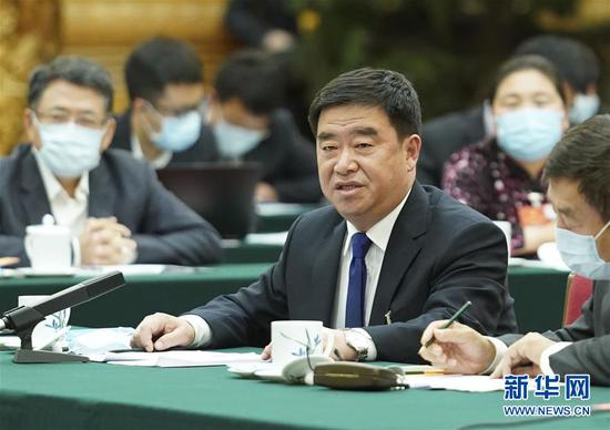 5月22日，全國(guó)人大代表薛志國(guó)參加內(nèi)蒙古代表團(tuán)的審議并發(fā)言。新華社記者 黃敬文 攝