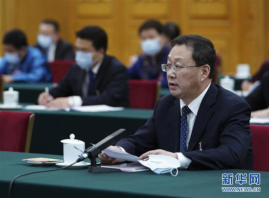 5月22日，全國(guó)人大代表霍照良參加內(nèi)蒙古代表團(tuán)的審議并發(fā)言。新華社記者 謝環(huán)馳 攝