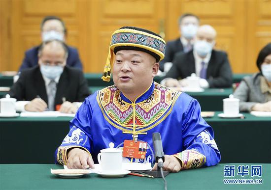  5月24日，全國(guó)人大代表宋慶禮參加湖北代表團(tuán)的審議并發(fā)言。新華社記者 黃敬文 攝